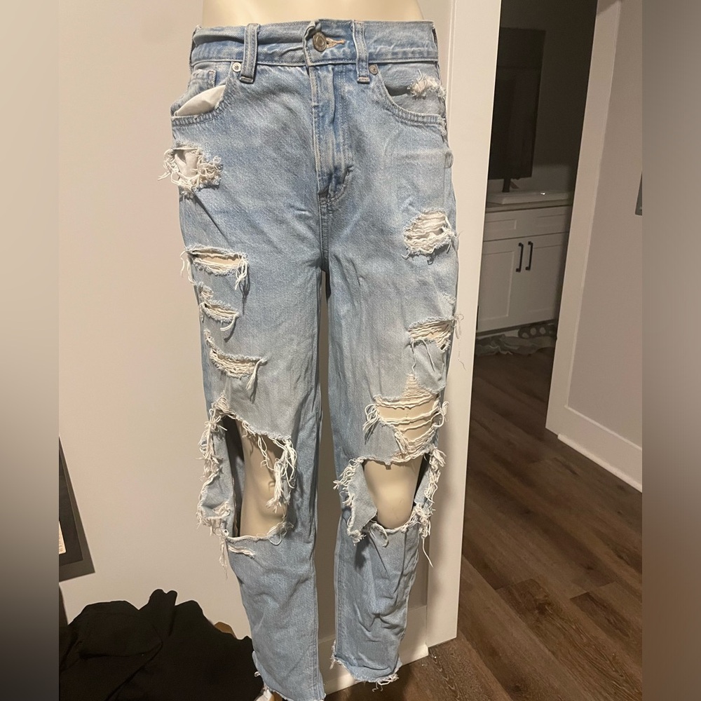 American Eagle Relaxed Mom Jean Distressed
